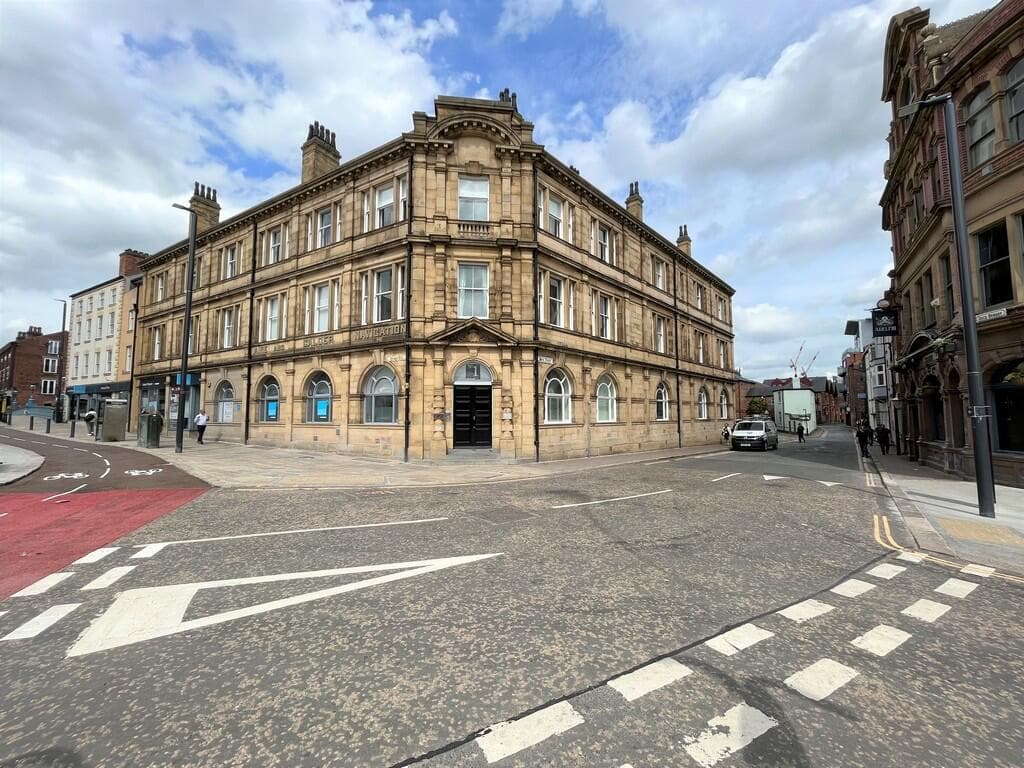 Leeds Apartment, Spacious 1-bed + Freehold Share