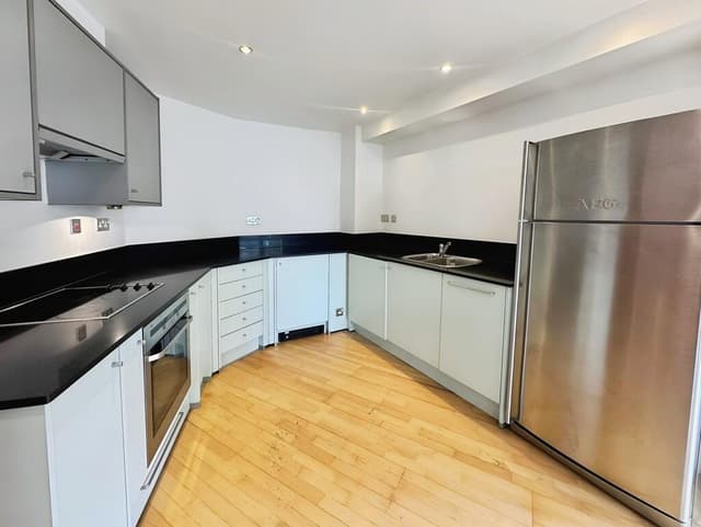 Leeds Apartment, Spacious 1-bed + Freehold Share 3